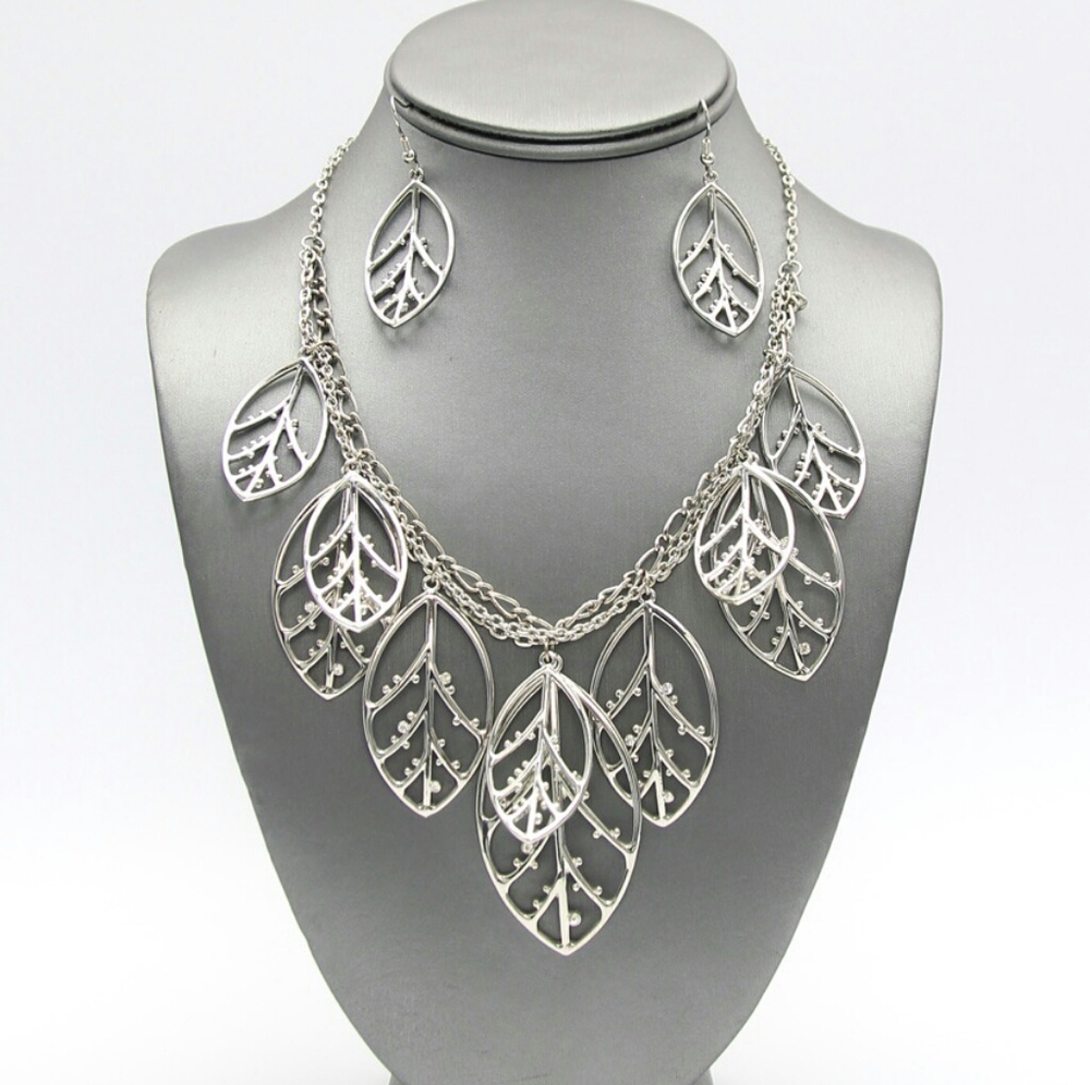 Filigree leaf charm necklace set